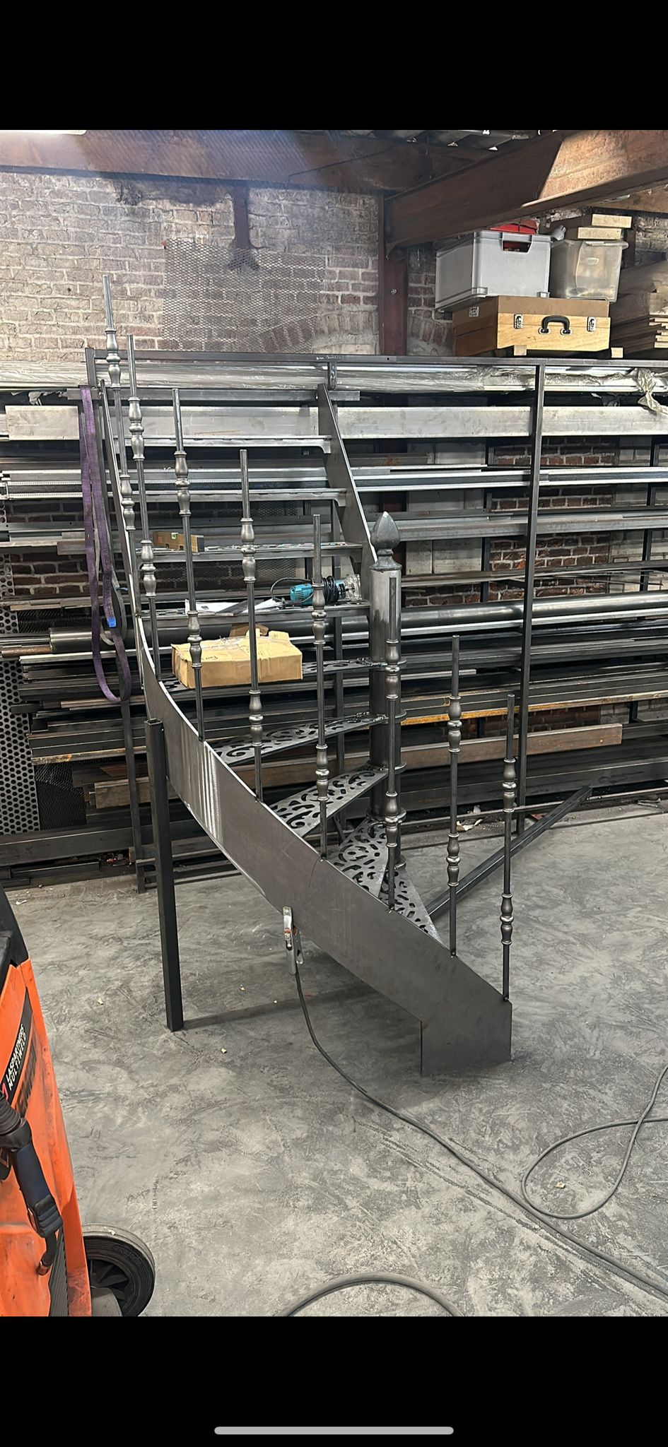 Maatwerk stalen wenteltrap in wijnkelder – Oosterhout 2024