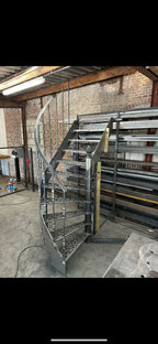 Maatwerk stalen wenteltrap in wijnkelder – Oosterhout 2024