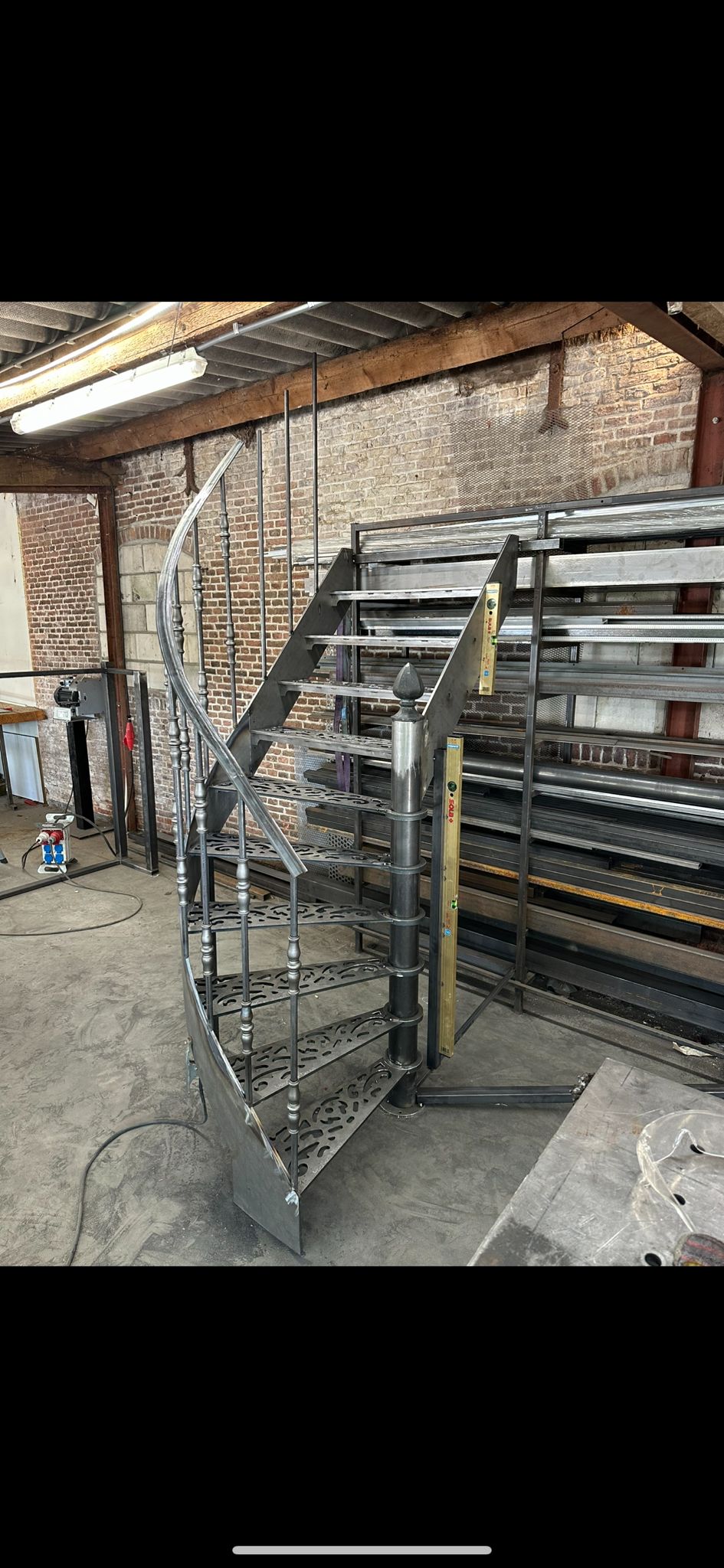 Maatwerk stalen wenteltrap in wijnkelder – Oosterhout 2024