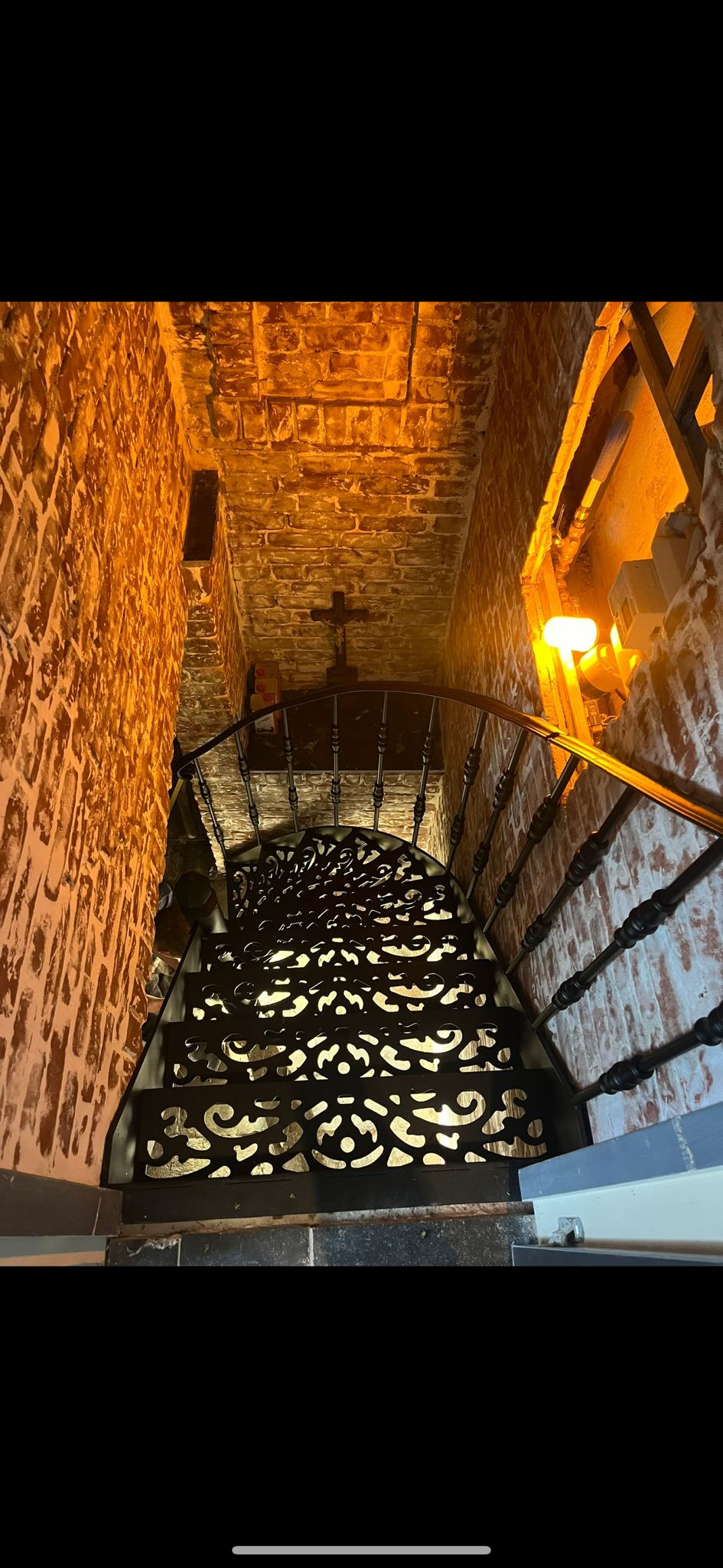 Maatwerk stalen wenteltrap in wijnkelder – Oosterhout 2024