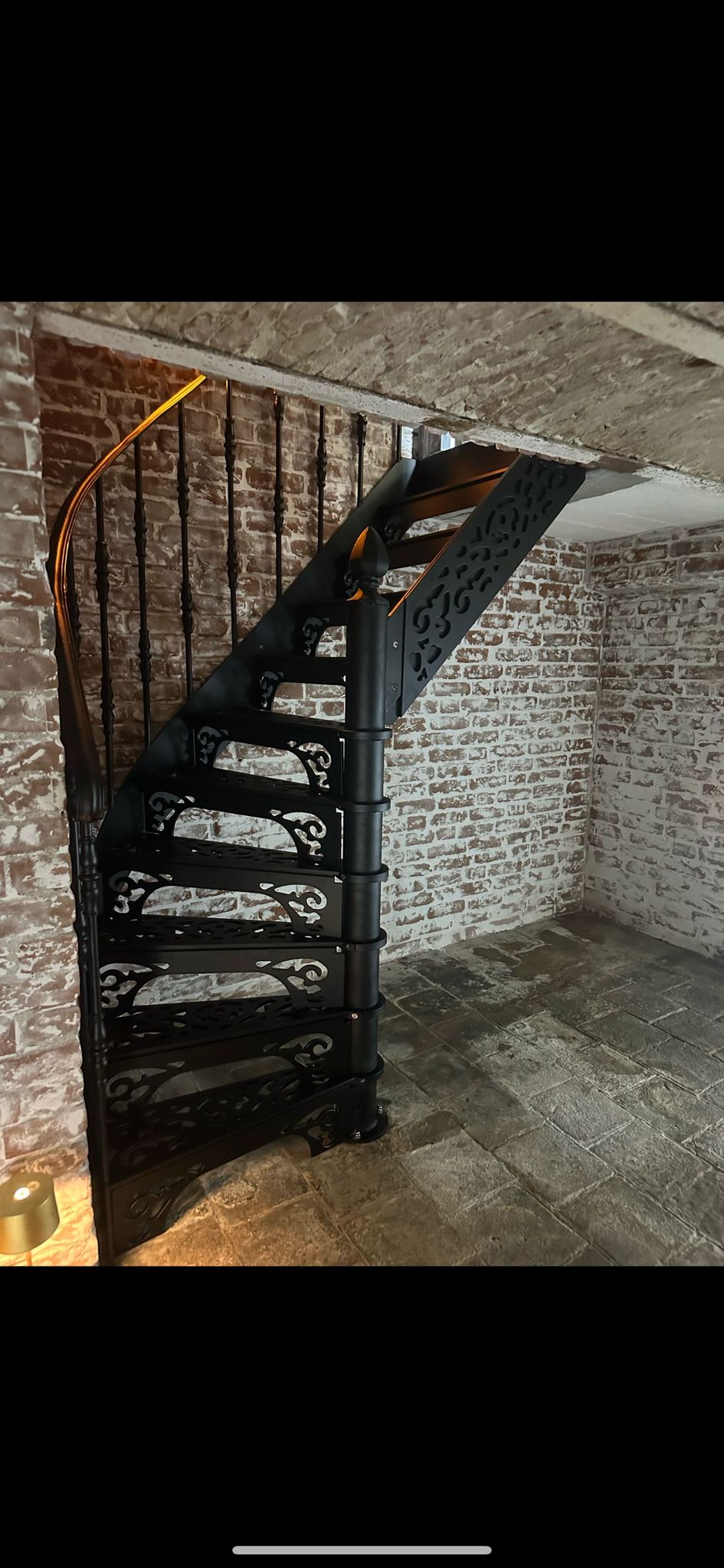 Maatwerk stalen wenteltrap in wijnkelder – Oosterhout 2024
