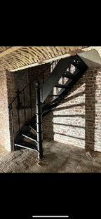 Maatwerk stalen wenteltrap in wijnkelder – Oosterhout 2024