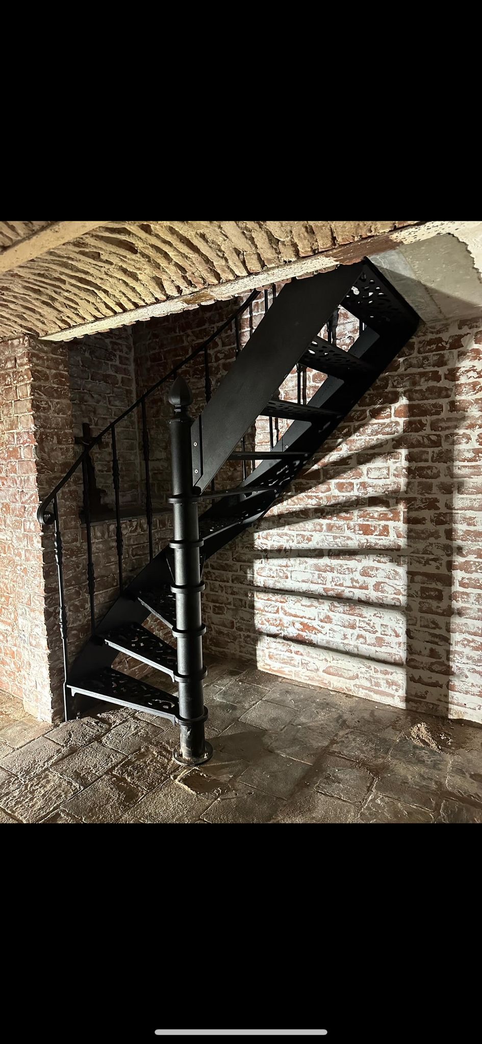 Maatwerk stalen wenteltrap in wijnkelder – Oosterhout 2024