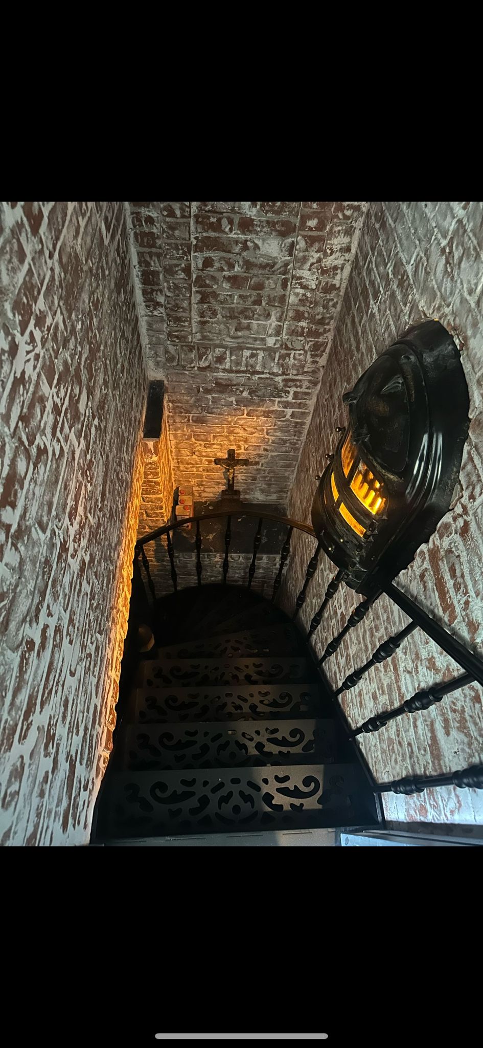 Maatwerk stalen wenteltrap in wijnkelder – Oosterhout 2024