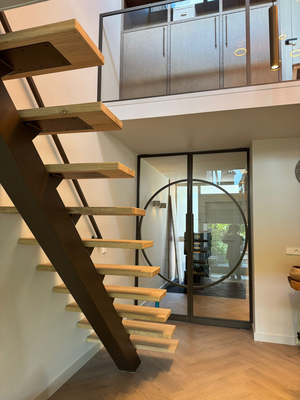 Moderne Middenboom Trap, Glazen Balustrade & Dubbele Stalen Taatsdeuren | Woerden 2025