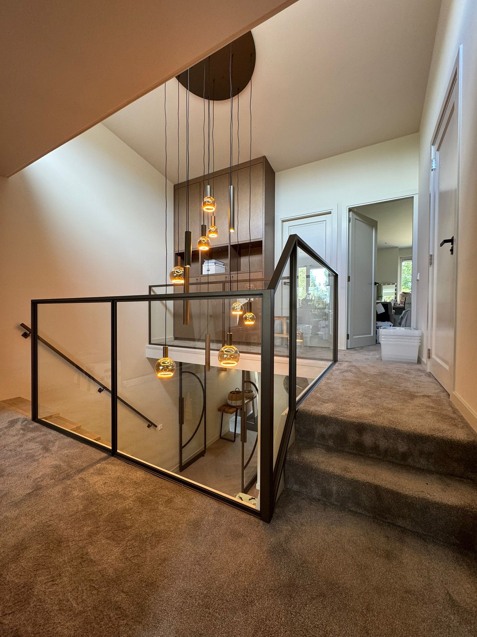 Moderne Middenboom Trap, Glazen Balustrade & Dubbele Stalen Taatsdeuren | Woerden 2025