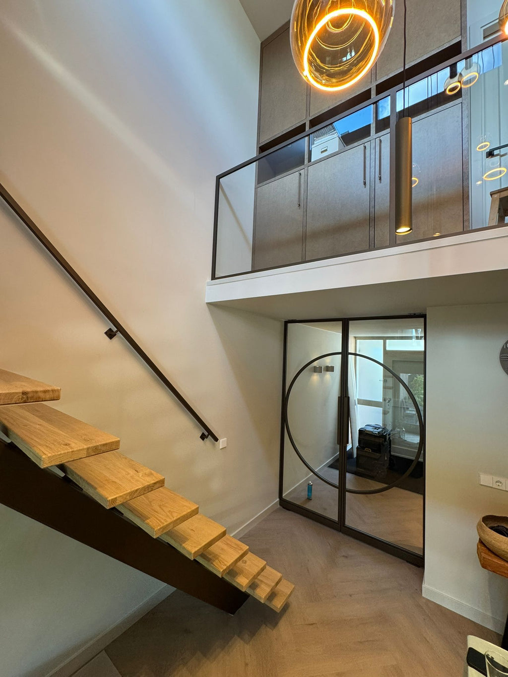 Moderne Middenboom Trap, Glazen Balustrade & Dubbele Stalen Taatsdeuren | Woerden 2025