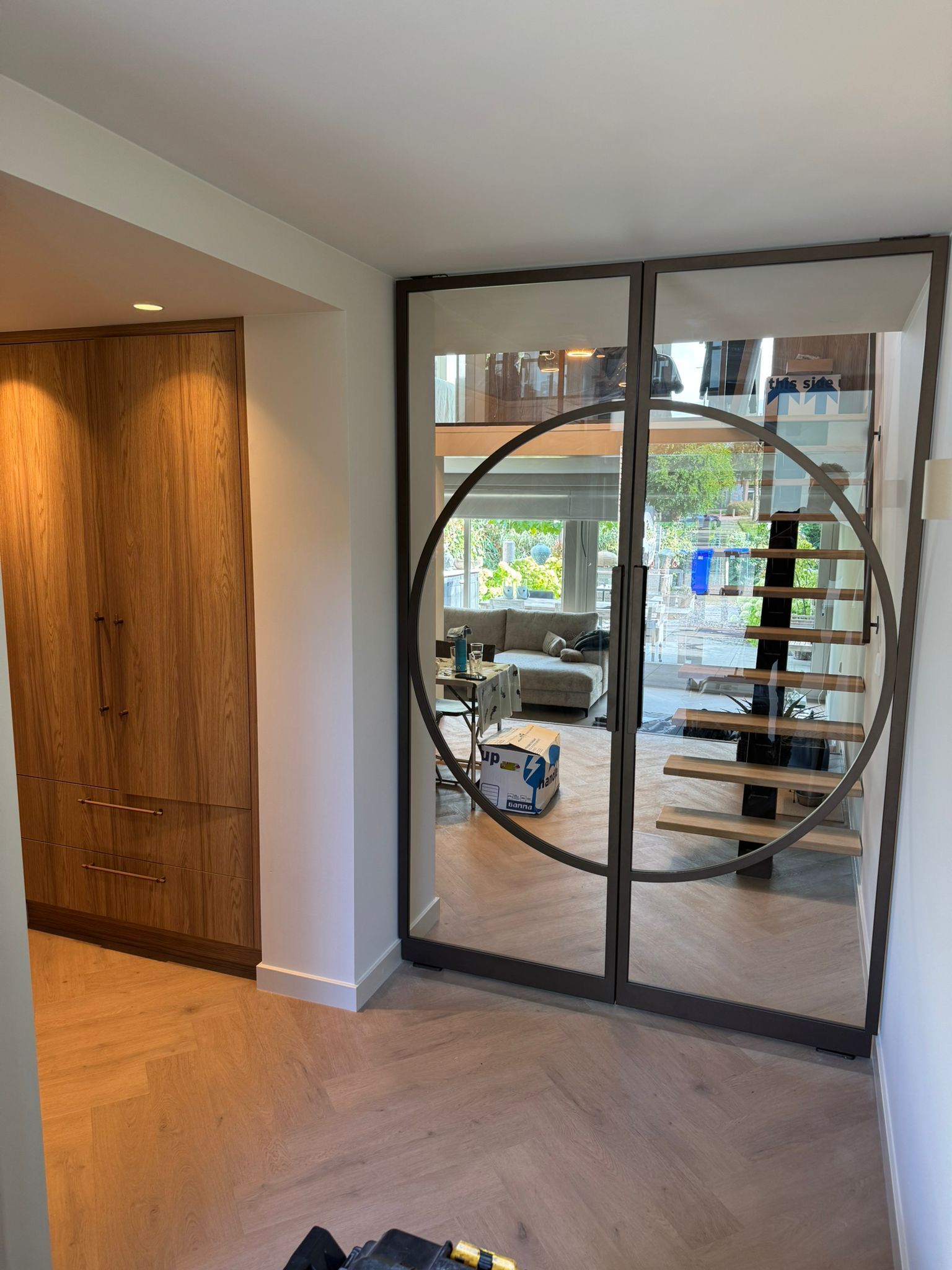 Moderne Middenboom Trap, Glazen Balustrade & Dubbele Stalen Taatsdeuren | Woerden 2025