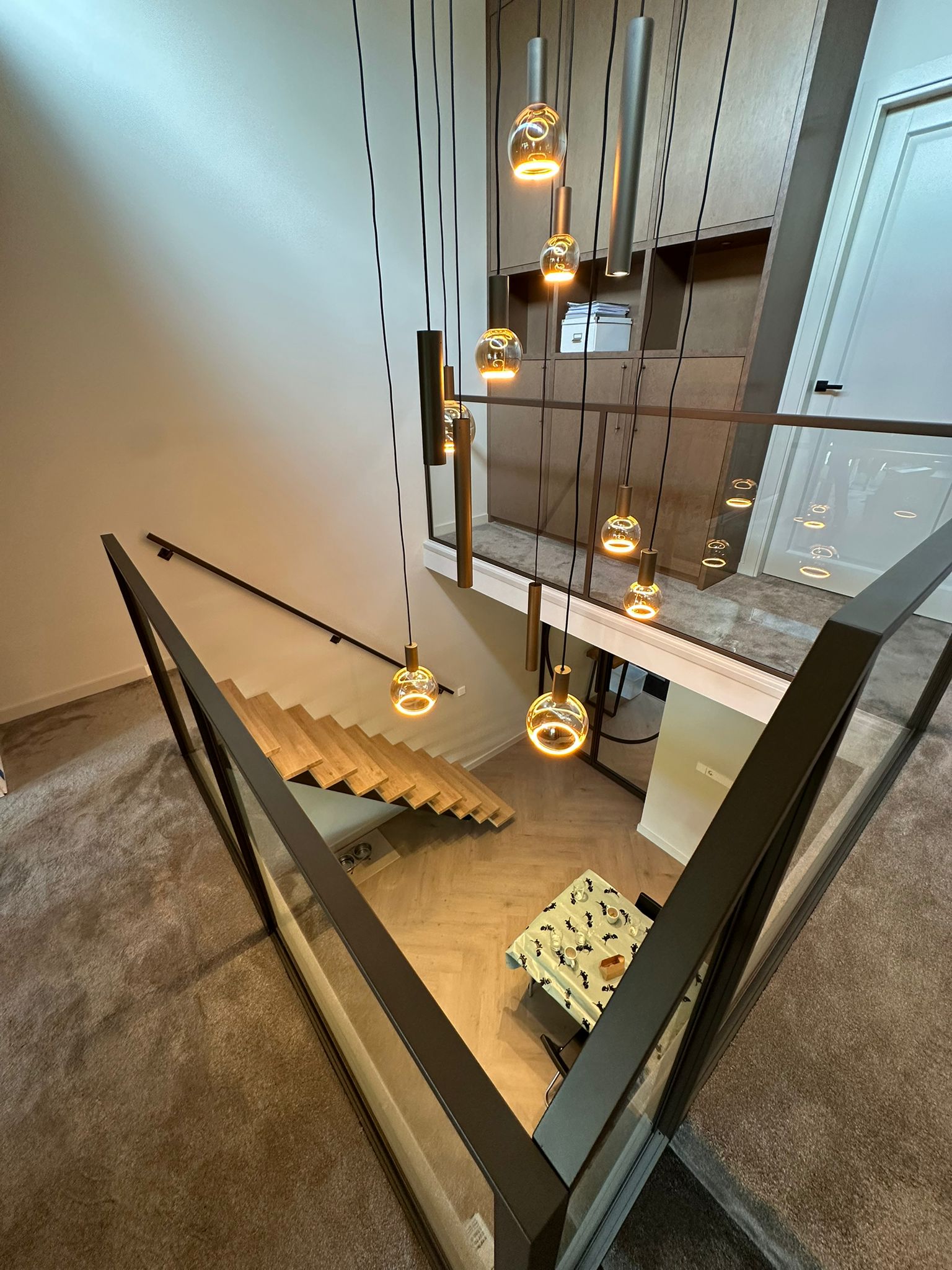 Moderne Middenboom Trap, Glazen Balustrade & Dubbele Stalen Taatsdeuren | Woerden 2025