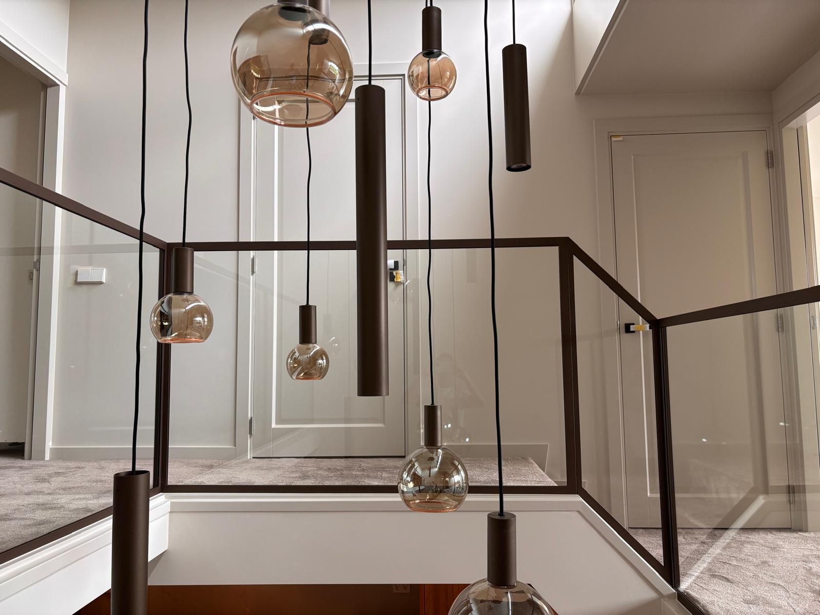 Moderne Middenboom Trap, Glazen Balustrade & Dubbele Stalen Taatsdeuren | Woerden 2025