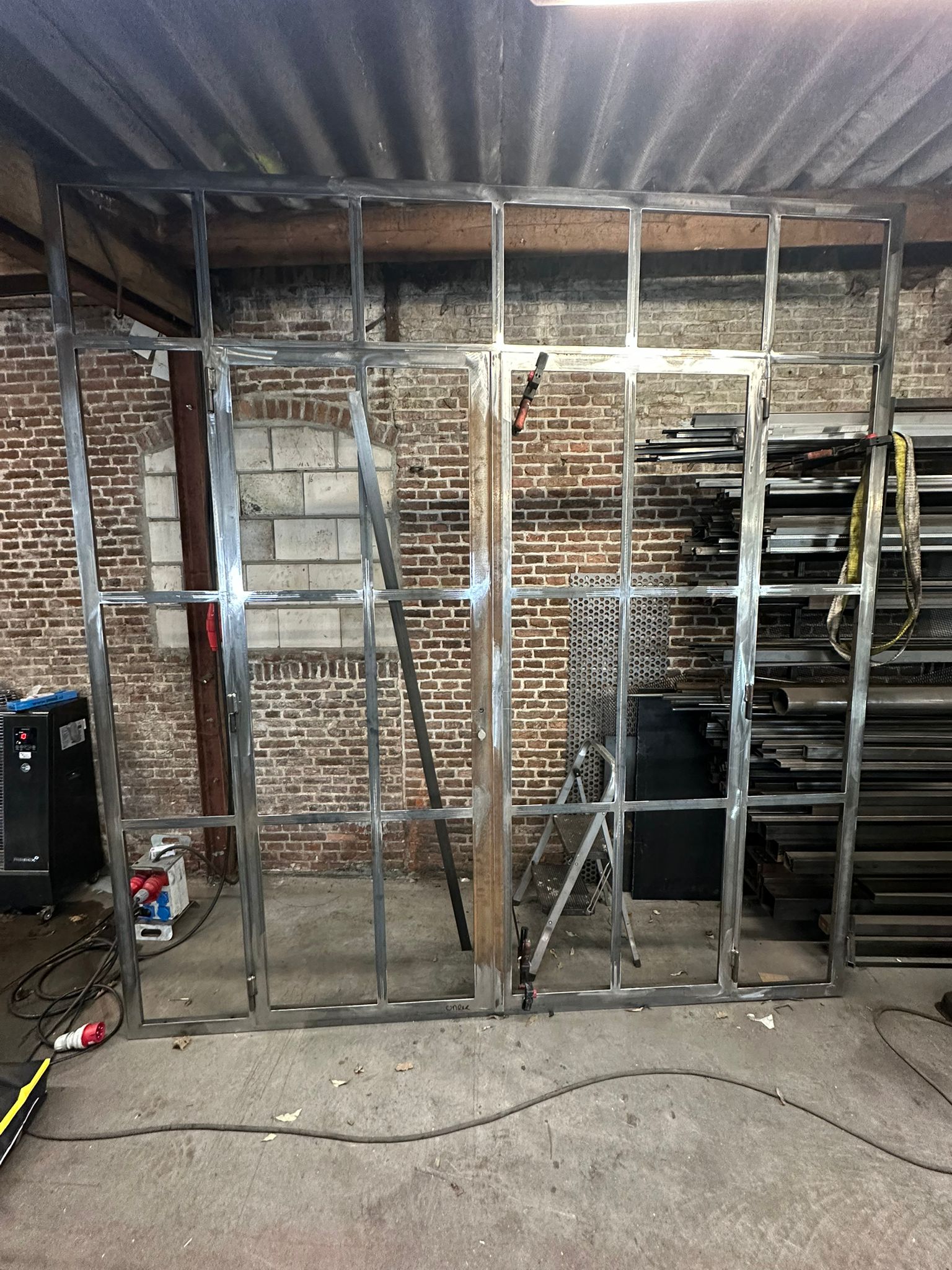 Renovatie en montage stalen buitenpuien – Ibiza 2025