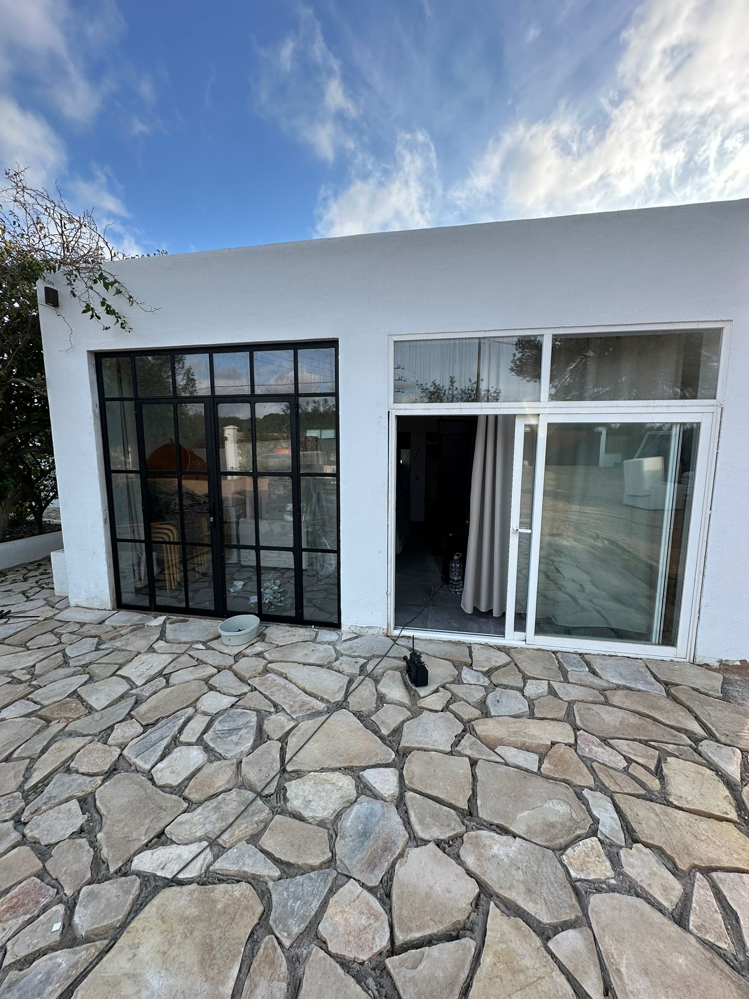 Renovatie en montage stalen buitenpuien – Ibiza 2025