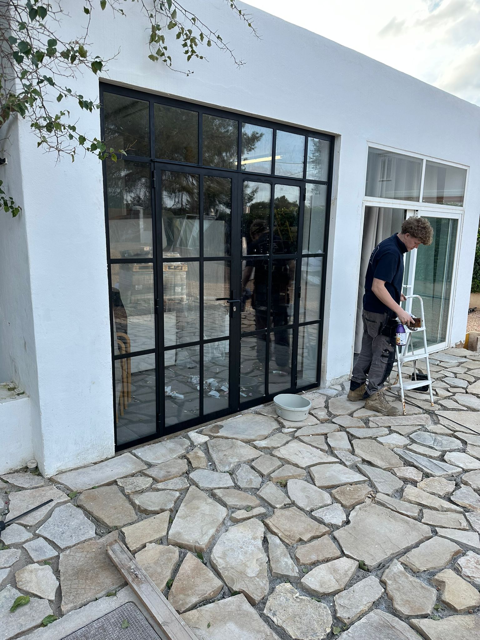 Renovatie en montage stalen buitenpuien – Ibiza 2025