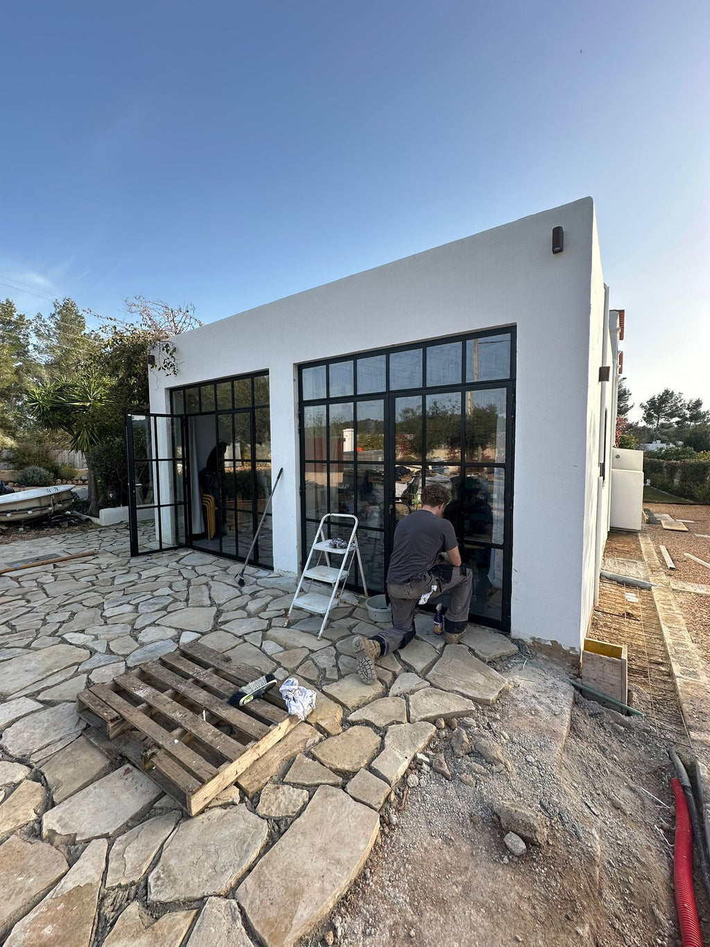 Renovatie en montage stalen buitenpuien – Ibiza 2025