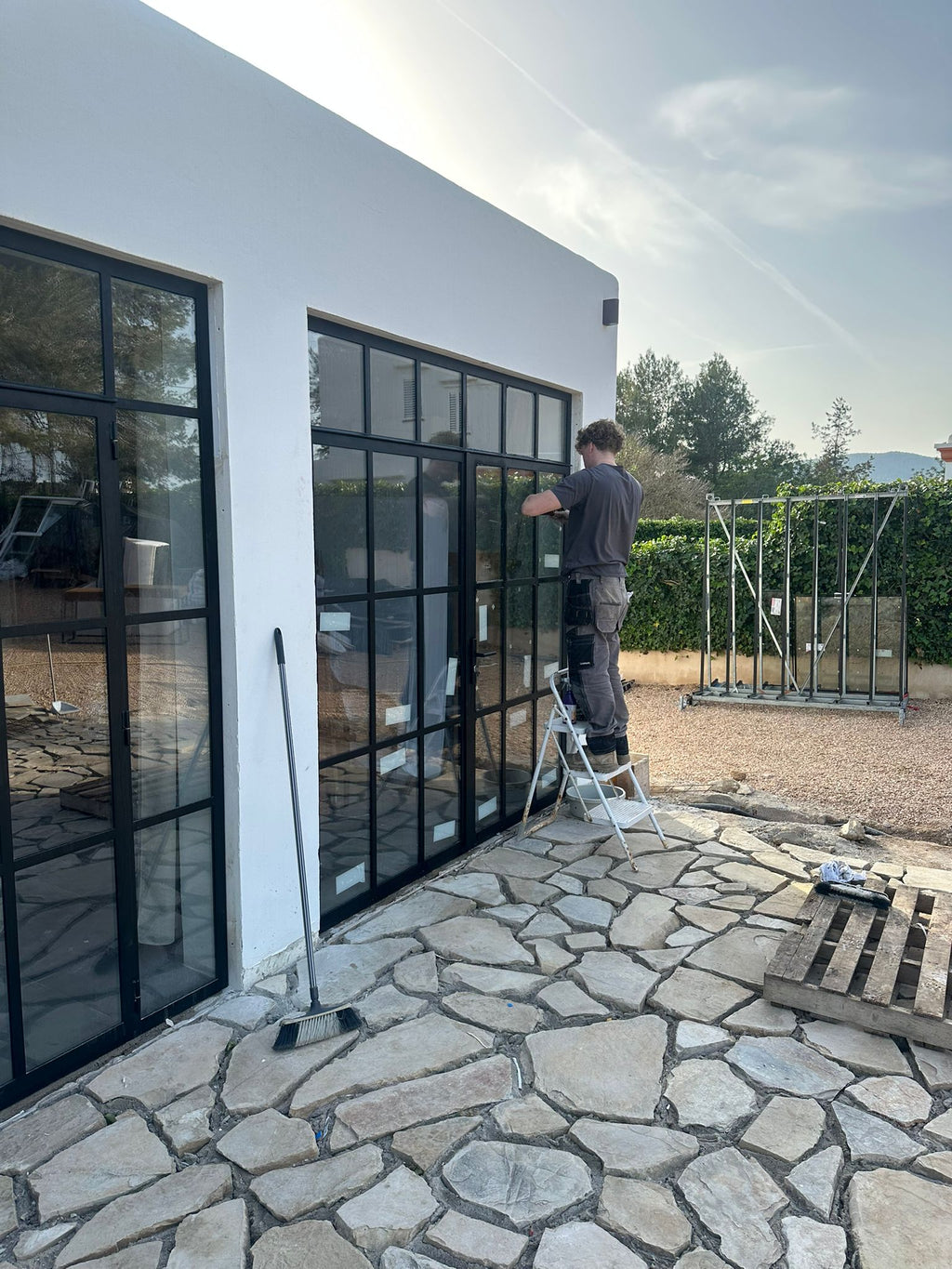 Renovatie en montage stalen buitenpuien – Ibiza 2025