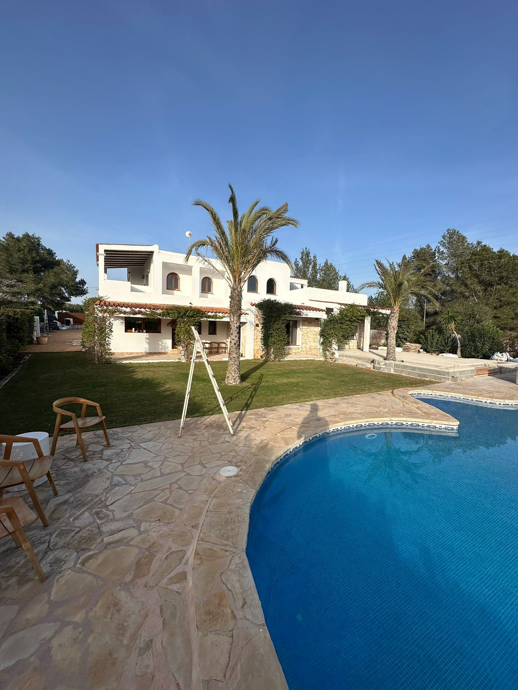 Renovatie en montage stalen buitenpuien – Ibiza 2025