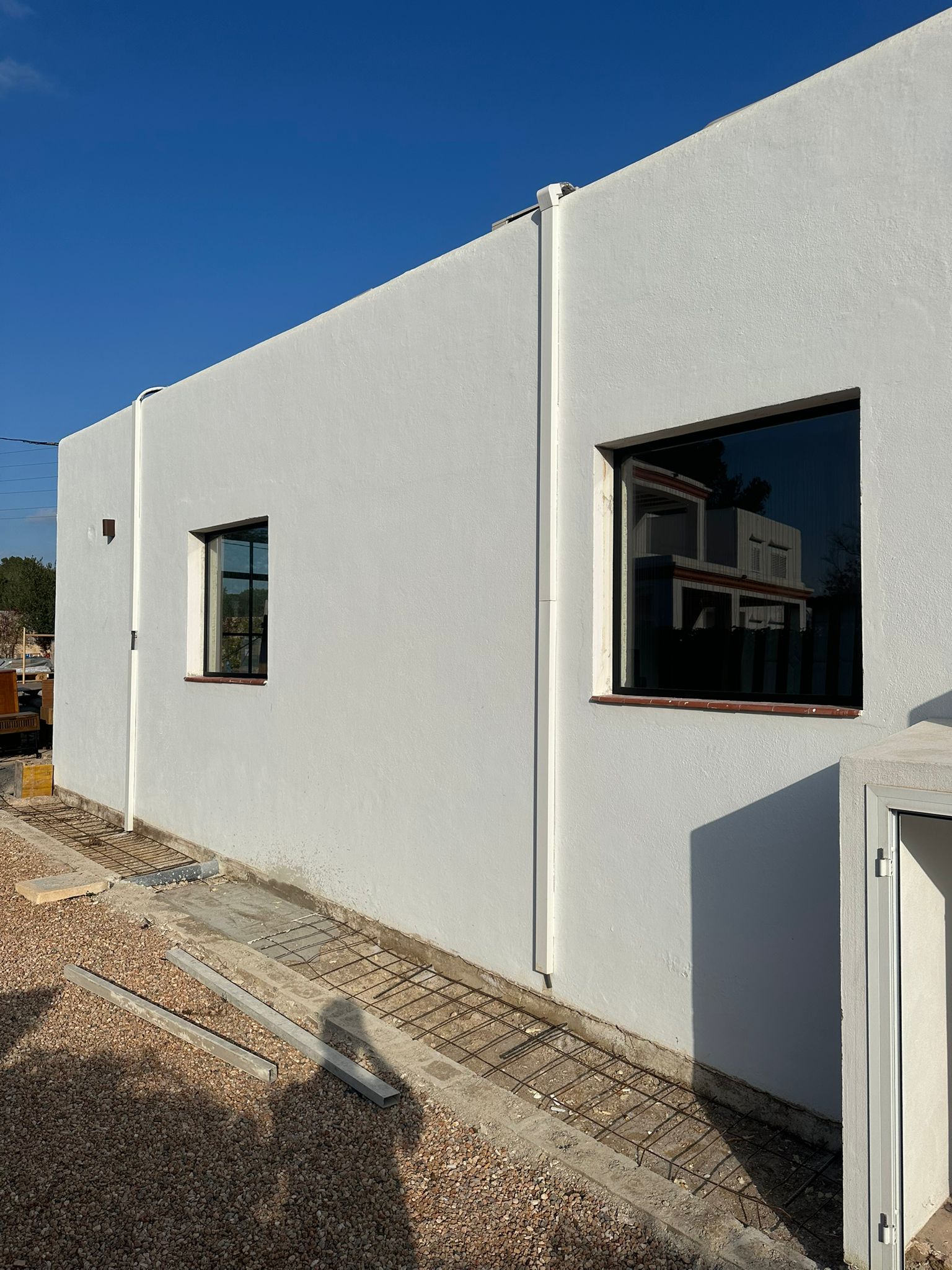 Renovatie en montage stalen buitenpuien – Ibiza 2025