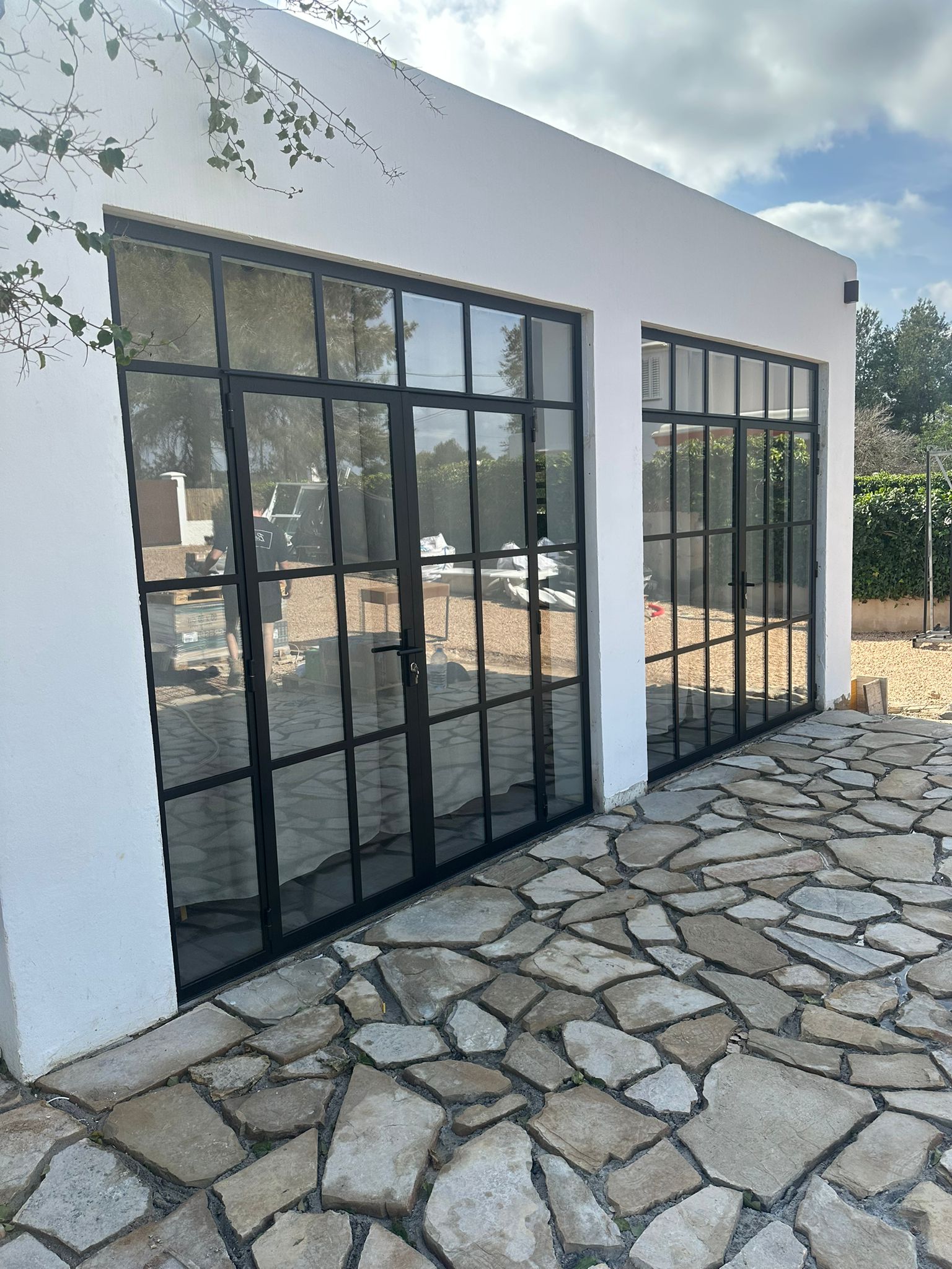 Renovatie en montage stalen buitenpuien – Ibiza 2025