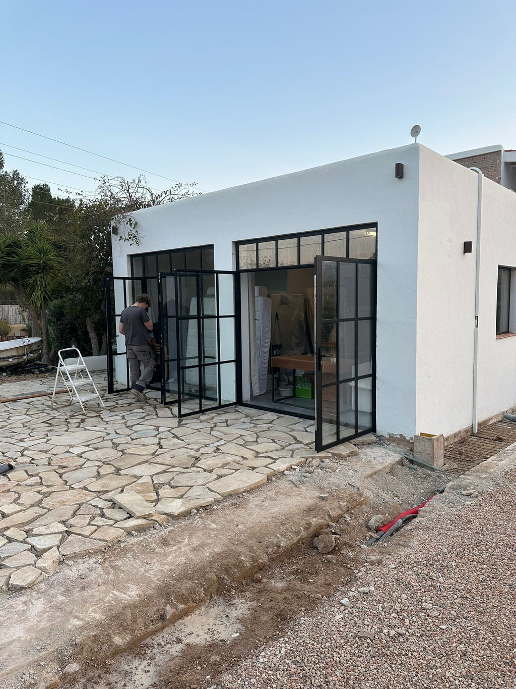 Renovatie en montage stalen buitenpuien – Ibiza 2025