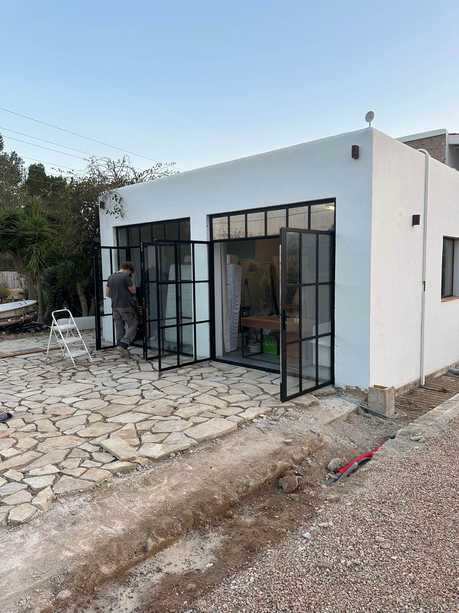 Renovatie en montage stalen buitenpuien – Ibiza 2025