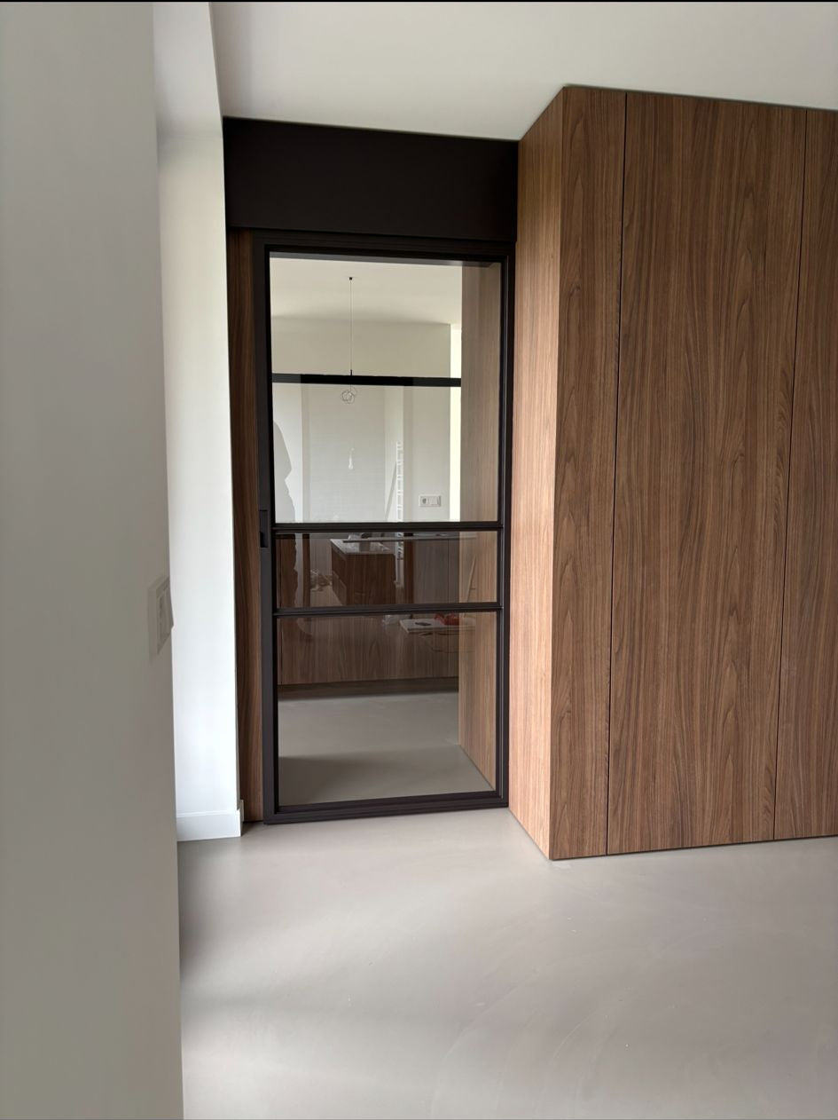 Stalen Schuifdeuren Verwerkt in Plafond en Keukenwand - Woerden 2025