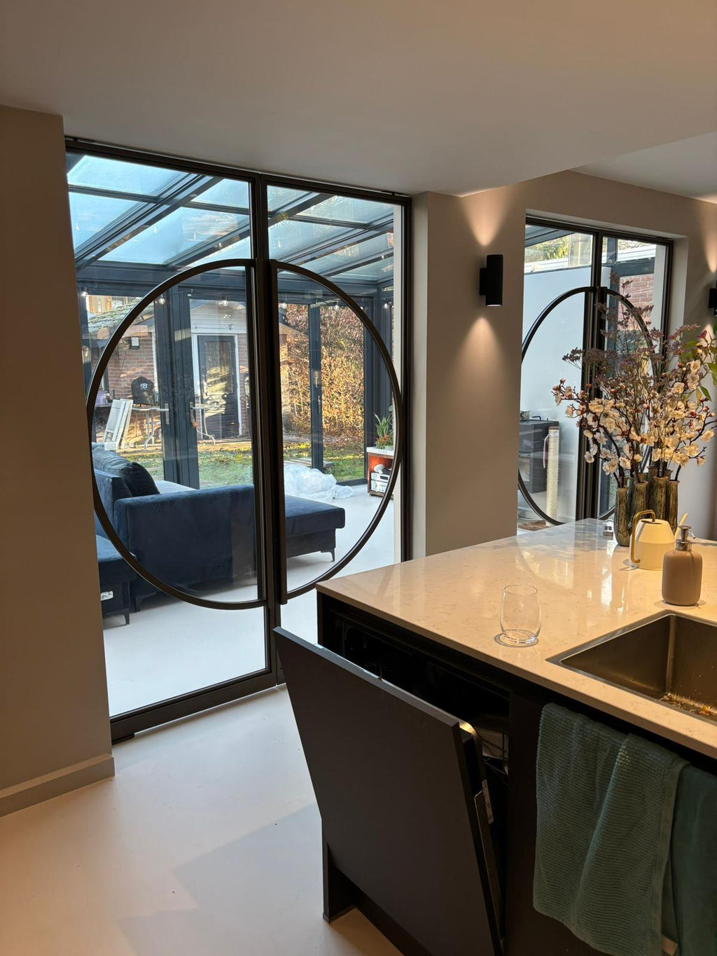 Stalen glazen maatwerkdeur met rond accent