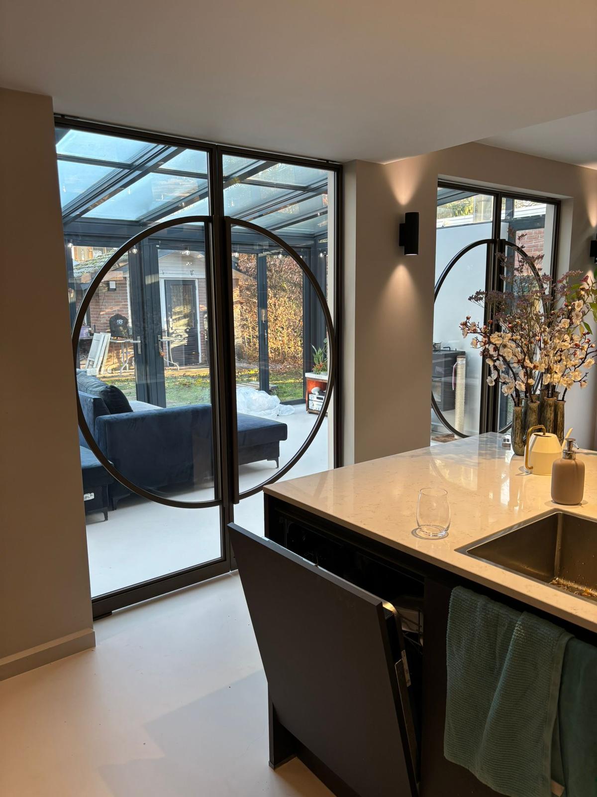 Stalen glazen maatwerkdeur met rond accent