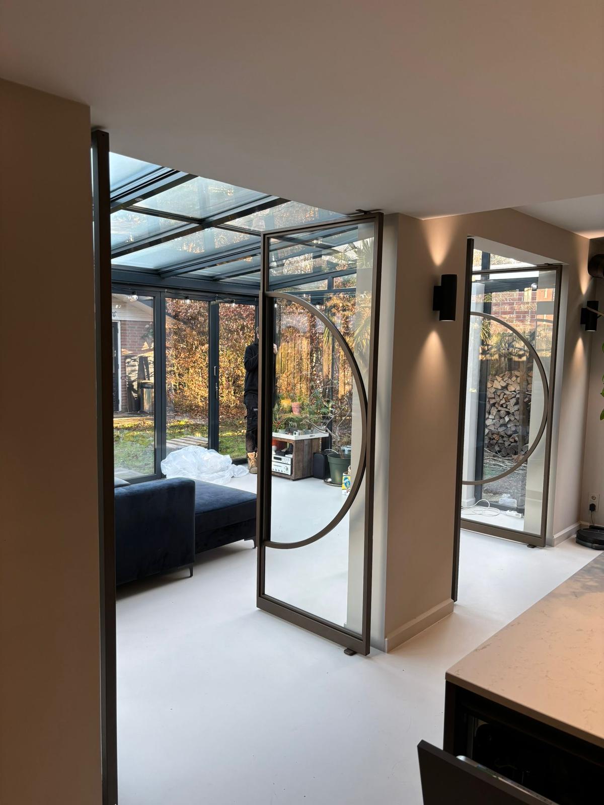 Stalen glazen maatwerkdeur met rond accent